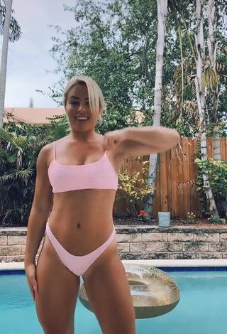 Mandy Rose (@mandyrose_wwe) #decote  #bikini  #biquíni pêssego  #piscina  «Okay this dance is addicting ‍♀️...»