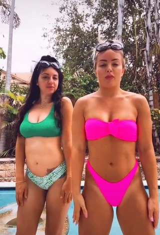 Mandy Rose (@mandyrose_wwe) #decote  #bikini  #corpo tatuado  #piscina  «#fyp #bestfriend #duo»