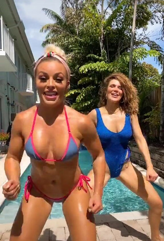 Mandy Rose (@mandyrose_wwe) #decote  #peitos saltando  #piscina  «Gosh this one is so fast...»