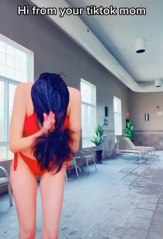 Natalie (@missnatalie420) #bikini  #biquíni vermelho  #sexy  «Hey it’s your TikTok mom...»