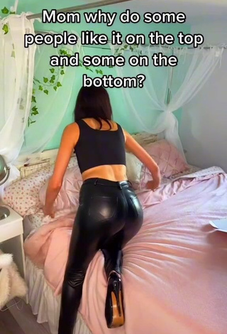 Natalie (@missnatalie420) #cropped  #top preto  #bunda  #calça  #calça de couro  «Omg bunk beds #FYP #duet #comedy...»