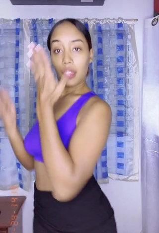 Nany Flow (@nanyflowhd) #decote  #sutiã esportivo  #sutiã esportivo azul  #saia  #peitos saltando  #dança de saque  «‍♀️‍♀️‍♀️ #NanyFlow #funnyvideos...»