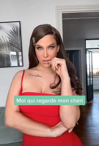 Oceane (@oce.rthn) #decote  #vestido  #vestido vermelho  #corpo tatuado  «Pourquoi je suis comme ça»