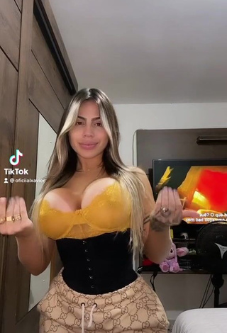 Camila Xavier (@oficiialxavier) #decote  #espartilho  #espartilho preto  #peitos grandes  #corpo tatuado  «Quando o grave bate forte #fypシ...»