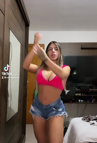 Camila Xavier (@oficiialxavier) #decote  #cropped  #top rosa  #shorts  #peitos grandes  #bunda grande  #corpo tatuado  «Radinnn na cintura #fyp #fypシ...»