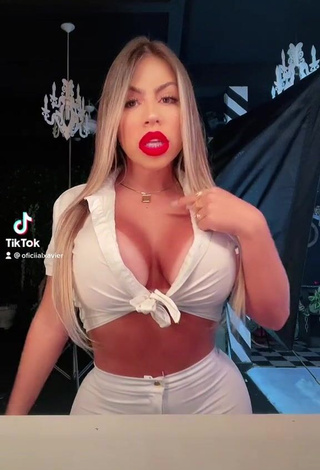 Camila Xavier (@oficiialxavier) #decote  #cropped  #top branco  #peitos grandes  #piercing no umbigo  #corpo tatuado  «Vamos contar quem tem mais #meme...»