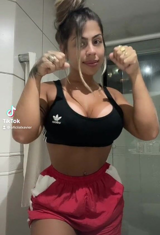 Camila Xavier (@oficiialxavier) #decote  #sutiã esportivo  #sutiã esportivo preto  #peitos grandes  #piercing no umbigo  #corpo tatuado  «Vai se tratar garota  #fyp...»