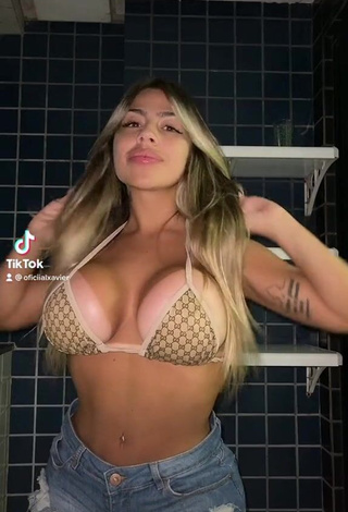 Camila Xavier (@oficiialxavier) #decote  #mini-biquíni  #peitos grandes  #piercing no umbigo  #corpo tatuado  «Me rendi!! Essa música é a...»