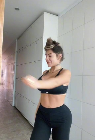 Camila Xavier (@oficiialxavier) #decote  #sutiã esportivo  #sutiã esportivo preto  #peitos grandes  #bunda grande  #piercing no umbigo  #corpo tatuado  «Entrei na dancinha #fy...»