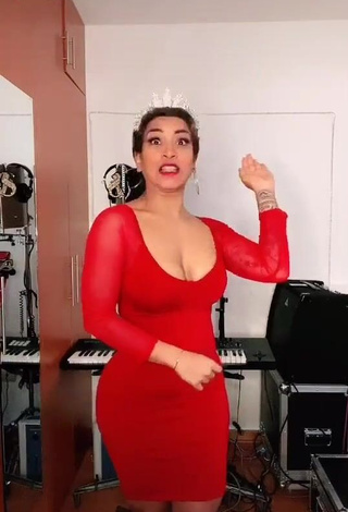 Paula Arias (@paula_tentacion24) #decote  #vestido  #vestido vermelho  #peitos grandes  #corpo tatuado  «Es un cúmulo acumulado  ...!!!...»