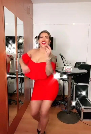 Paula Arias (@paula_tentacion24) #decote  #vestido  #vestido vermelho  #corpo tatuado  «Celebrando nuestras fiestas...»