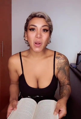 Paula Arias (@paula_tentacion24) #decote  #cropped  #top preto  #peitos grandes  #corpo tatuado  «Ya pronto sale mi libro lero...»