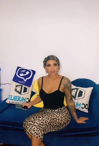 Paula Arias (@paula_tentacion24) #decote  #cropped  #top preto  #saia leopardo  #dança de saque  #corpo tatuado  «Un baile antes de descansar ♥️...»