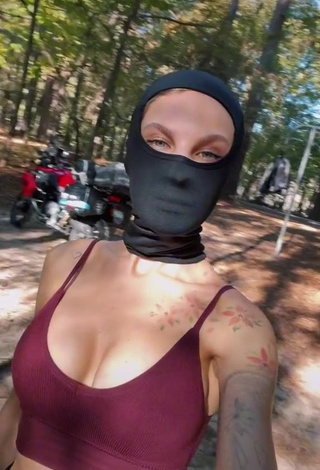 Sonya (@proaktivnaya) #decote  #cropped  #purple crop top  #corpo tatuado  «#bikelife #motorcycletrip»