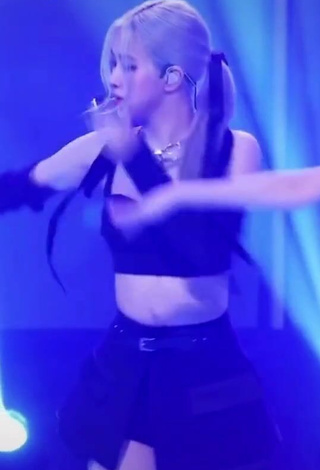 Rosie (@roses_are_rosie1997) #cropped  #top preto  #dança  «#rose #roseblackpink #blackpink...»