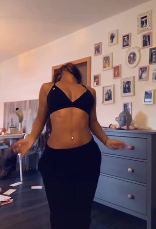 Sabrine Khan (@sabrine_khan) #decote  #sutiã  #sutiã preto  #piercing no umbigo  #dança do ventre  «Das ganze Video gibt es auf...»