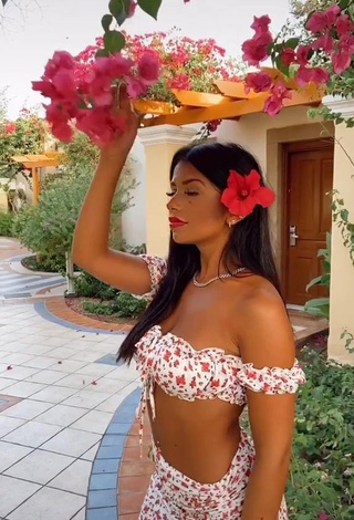 Sabrine Khan (@sabrine_khan) #cropped  #top floral  #saia  #saia floral  #sexy  «Paradise  @atriumhotels  #happy...»