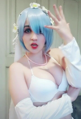 San Chan Claudia (@sanchanclaudia) #decote  #sutiã  #sutiã branco  #cosplay  #peitos saltando  «jajajajaj tenía que hacer este...»