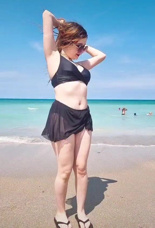 San Chan Claudia (@sanchanclaudia) #bikini  #biquíni preto  #praia  «jajajq corro muy gracioso #playa...»