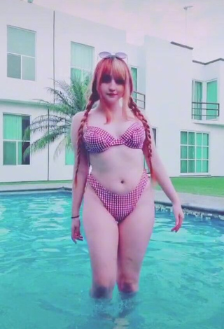 San Chan Claudia (@sanchanclaudia) #decote  #bikini  #piscina  «toy llena de moretones por mis...»