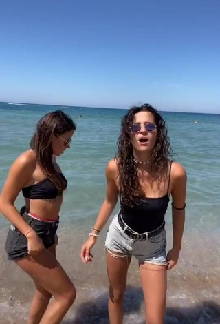 Suzie & Reni (@suzieandreni) #shorts  #shorts jeans  #corpo tatuado  #praia 