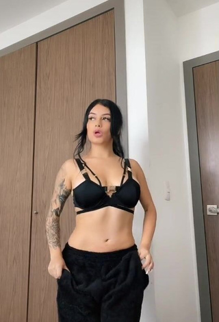 Tatia Ortega (@tatiaortega_) #top de biquíni  #top de biquíni preto  #corpo tatuado 