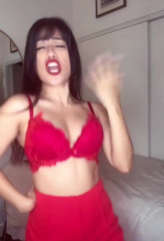 Violeta (@viohletta) #decote  #sutiã  #sutiã vermelho  «My first TikTok dance trend...»