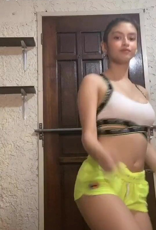 Yvonne Aresu (@yvonnearesu_) #cropped  #shorts  #bunda tremendo  #sexy  #shorts amarelos  #pata de camelo  «Tiktok muna bago workout HAHAHA»