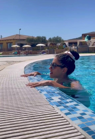 Angelica Massera (@angelicamasseraofficial) #piscina  #molhado  #bikini  #decote  «Come uscire dall’acqua con...»