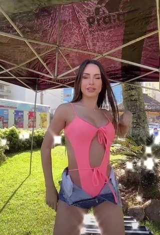 Kesia Muniz de Oliveira (@babi) #decote  #abaixo do peito  #roupa de banho  #maiô pêssego  #rebolar  #shorts  #shorts jeans  «Sol e mar  e alguém para nada .....»