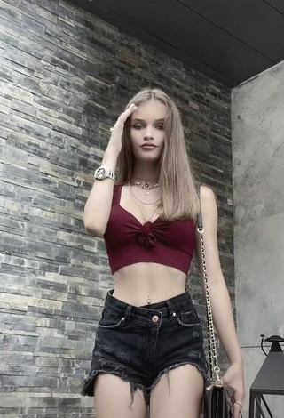 Belen Kasacı (@belen) #cropped  #top vermelho  #shorts  #shorts jeans  #piercing no umbigo 