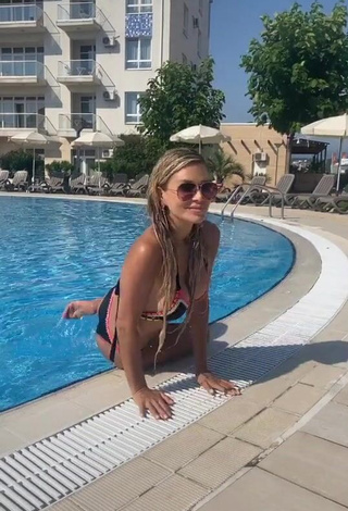 Bella Potemkina (@bellapotemkinaofficial) #piscina  #sexy  #bunda tremendo  #bikini  «Пиу  #сочи2020 #отпуск...»