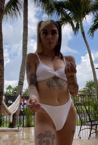 Cruella Morgan (@cruellamorgan) #bikini  #biquíni branco  #decote  #corpo tatuado  «get on top of me ✨‍♀️  i’ll be...»