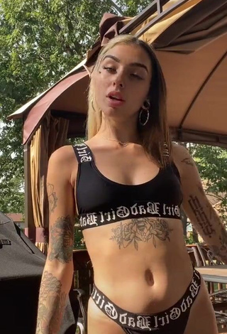 Cruella Morgan (@cruellamorgan) #bikini  #biquíni preto  #corpo tatuado  #decote  «wait... we already did ✨ ok but...»