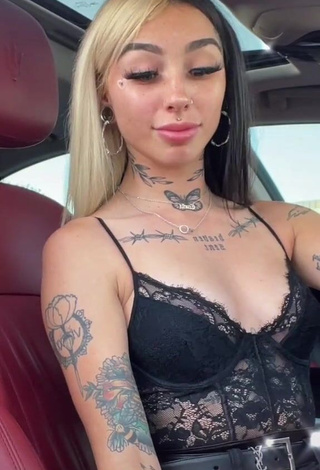 Cruella Morgan (@cruellamorgan) #carro  #corpo tatuado  #sexy  #top  #top de renda  #top preto  «focusing on two things at once...»