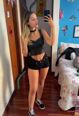 Crystal Braz (@crystalbraz) #cropped  #top preto  #shorts  #shorts pretos  #piercing no umbigo  «fui assim pra escola hoje kkkkkk...»