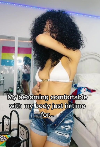 Destinee Faire (@daddyy.dess) #decote  #top de biquíni  #top de biquíni branco  #shorts  #shorts jeans  #bunda tremendo  «Lmao I’m 19 #disabilitypride...»