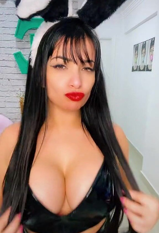 Emanuelly Raquel (@emanuelly_raquel) #decote  #peitos grandes  #bunda tremendo  #cosplay  #cropped  #top de colheita de látex  #saia  #saia de látex  «#bunnygirl #foryou #flyp»