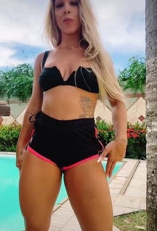 Andressita Chegou (@euandressacassiaa) #decote  #top de biquíni  #top de biquíni preto  #shorts  #shorts pretos  #bunda  #rebolar  «✨#tiktok»