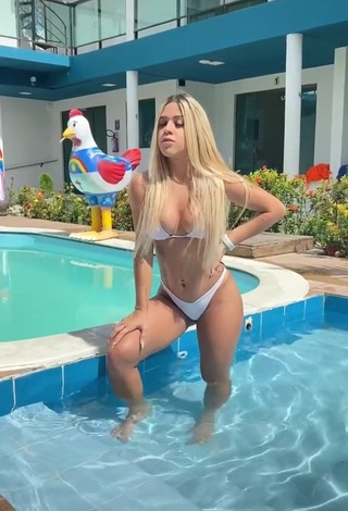 Andressita Chegou (@euandressacassiaa) #piscina  #bikini  #biquíni branco  #rebolar  #shorts  #shorts jeans  «RAINHA DA FAIXA PRETA .De uma...»