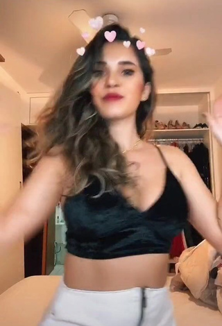 Gizelly Bicalho (@gizelly.bicalho) #cropped  #top preto  #decote  #peitos saltando  «Uma atriz, né mores Hahahahah...»