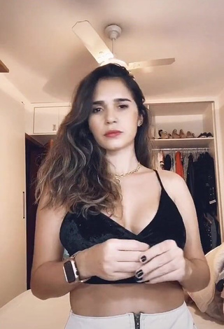 Gizelly Bicalho (@gizelly.bicalho) #cropped  #top preto  #decote  #peitos saltando  «Esse tipo de homi eu to é fora!...»