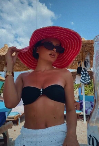 Grisela (@grissy_) #top de biquíni  #top de biquíni preto  #decote  #praia 