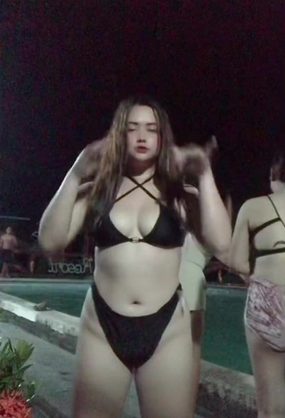 Delacruz Jane Pauline (@holalulupaoveve) #bikini  #biquíni preto  #decote  #bunda tremendo  #piscina  «GANTO DAW YON E WAIT ETO IG:...»