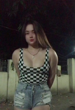 Delacruz Jane Pauline (@holalulupaoveve) #decote  #shorts  #shorts jeans  #cropped  #top cropped xadrez  «MASAYA NANAMAN MATA MO Yt:...»