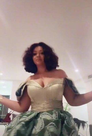 Nadia Buari (@iamnadiabuari1) #decote  #sexy  «….. @Samera Buari»