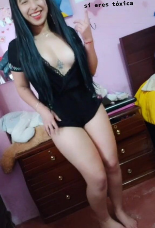 Jenny Zambrano (@jenny.zambrano.242) #decote  #bunda tremendo  #geral  #macacão preto  «#ecuador #fyp #foryou #yesyes»