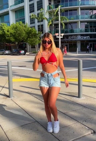 Jesca Jimenez (@jescacjb) #rua  #top de biquíni  #top de biquíni vermelho  #shorts  #shorts jeans  «Solo puede comentar la gente que...»