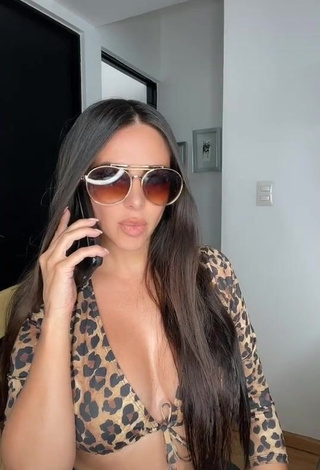 Jimena Sanchez (@jimenasancheztiktok) #decote  #cropped  #top de leopardo  «No vean los lentes sucios lol...»