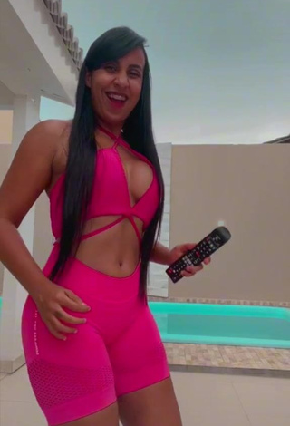 Karollyny Campos (@karoldigital) #decote  #peitos grandes  #sexy  #bunda tremendo  #cropped  #top cropped rosa vaga-lume  #short legging rosa firefly  #shorts legging  «Esquece aí, tu não é o bixão...»